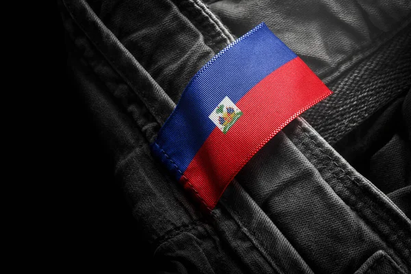 Etiqueta en la ropa oscura en forma de la bandera de Haití — Foto de Stock