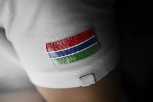 Patch da bandeira nacional da Gâmbia em uma camiseta branca — Fotografia de Stock