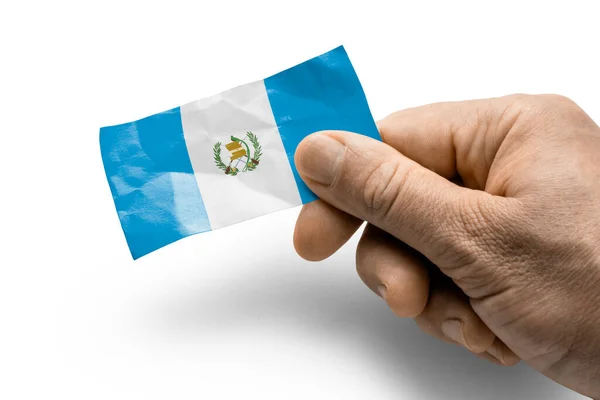 Ruka drží kartu s národní vlajkou Guatemala — Stock fotografie