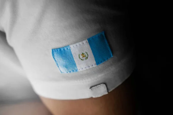 Patch av den nationella flaggan i Guatemala på en vit t-shirt — Stockfoto