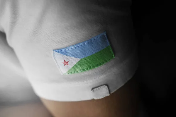 Патч національного прапора Джибуті на білій футболці. — стокове фото