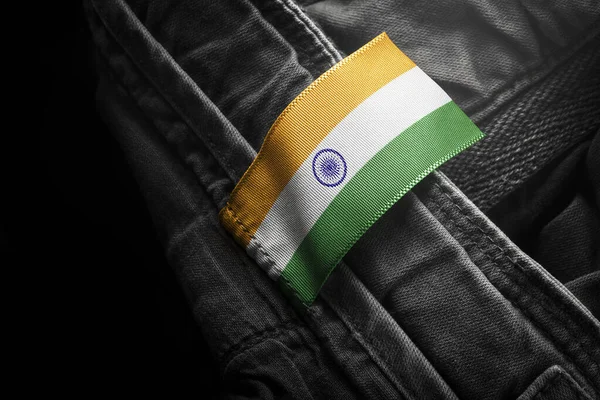 Étiquette sur vêtements sombres sous la forme du drapeau de l'Inde — Photo