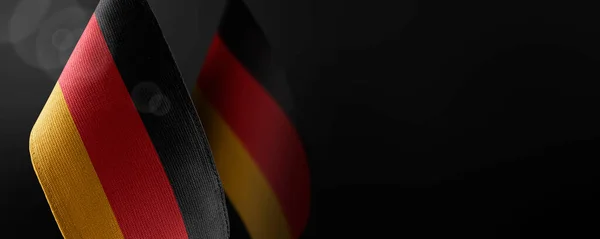 Små nationella flaggor av Tyskland på en mörk bakgrund — Stockfoto