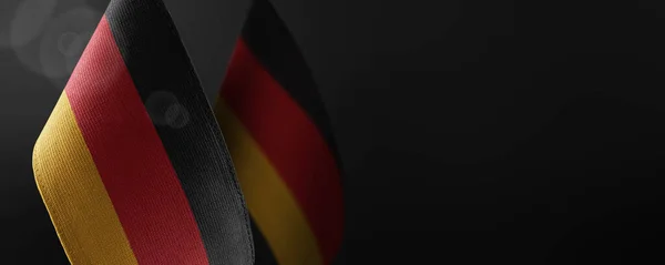 Pequeñas banderas nacionales de Alemania sobre un fondo oscuro — Foto de Stock