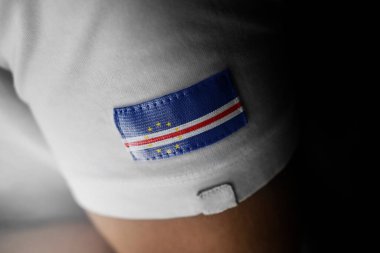 Beyaz tişörtlü Cape Verde 'nin ulusal bayrağının bir parçası