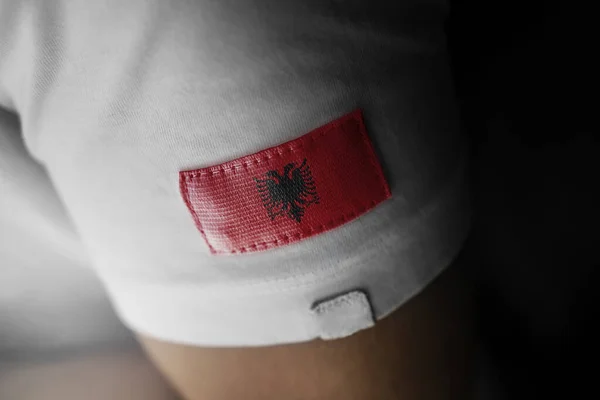Patch da bandeira nacional da Albânia em uma camiseta branca — Fotografia de Stock