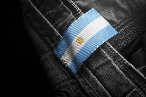 Étiquette sur vêtements sombres sous la forme du drapeau de l'Argentine — Photo