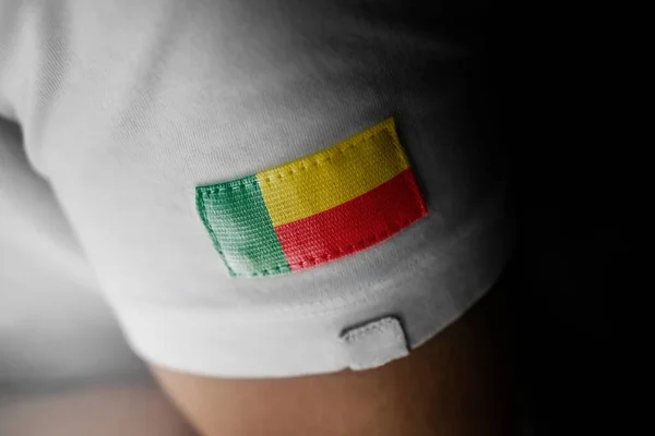 흰색 티셔츠를 입은 베냉의 국기 장식 — 스톡 사진