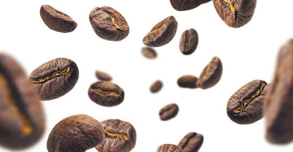 Los granos de café levitan sobre un fondo blanco — Foto de Stock