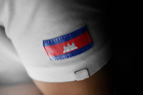 Patch av Kambodjas nationella flagga på en vit t-shirt — Stockfoto