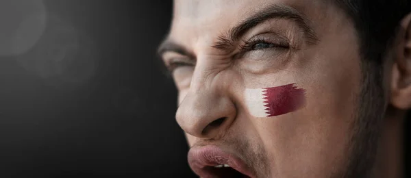 원문 기사보기 카타르 국기가 얼굴에 붙어 있는 비명을 지르는 남자 — 스톡 사진