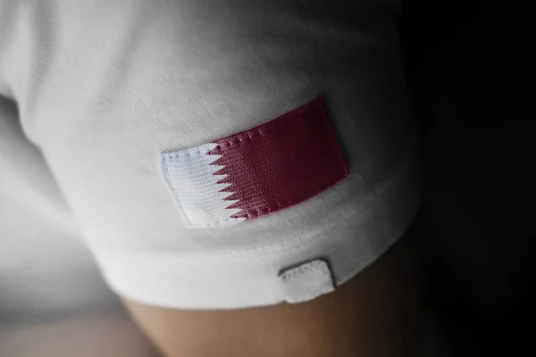 Patch av den nationella flaggan i Qatar på en vit t-shirt — Stockfoto