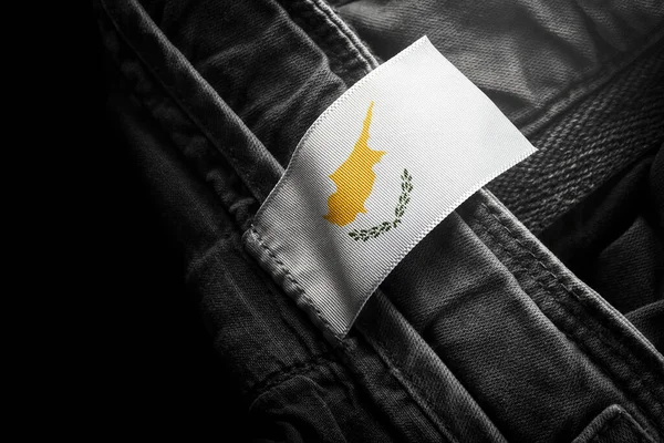 Tag em roupas escuras sob a forma de bandeira do Chipre — Fotografia de Stock