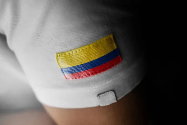 Patch della bandiera nazionale della Colombia su una t-shirt bianca — Foto Stock