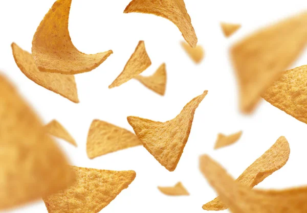 Chips di mais di forma triangolare levitare su uno sfondo bianco — Foto Stock