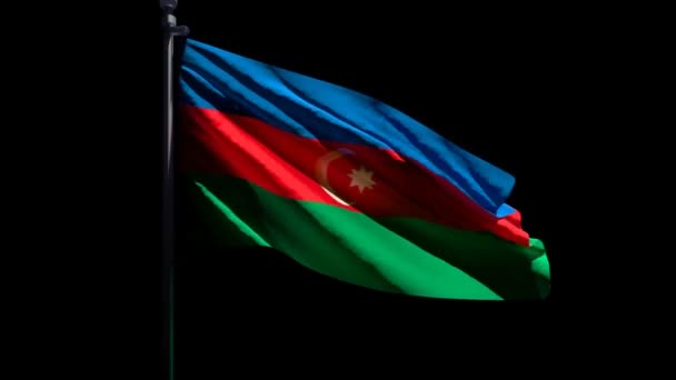 De nationale vlag van Azerbeidzjan wappert in de wind tegen een zwarte achtergrond — Stockvideo