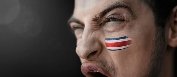 Een schreeuwende man met het beeld van de Costa Rica nationale vlag op zijn gezicht — Stockfoto