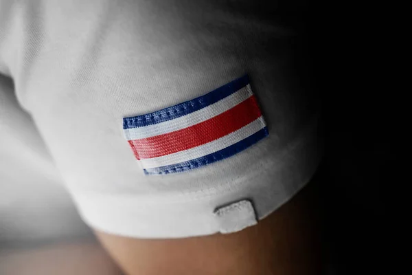 Parche de la bandera nacional de Costa Rica en una camiseta blanca — Foto de Stock