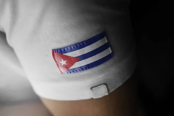 흰색 티셔츠를 입은 쿠바 국기 — 스톡 사진