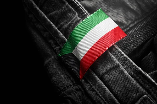 Etiqueta en la ropa oscura en forma de la bandera de Kuwait — Foto de Stock
