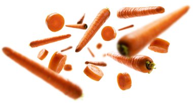 Olgun havuçlar tek parça ve dilimlenmiş beyaz arka planda uçar.