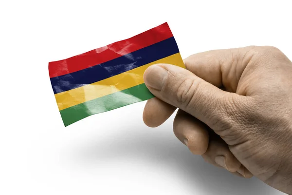 Рука держит карту с национальным флагом Маврикия — стоковое фото