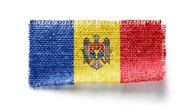 Beyaz arkaplanda bir kumaş parçasında Moldavya bayrağı