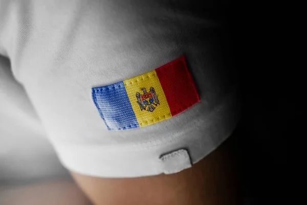 Patch-ul drapelului național al Moldovei pe un tricou alb — Fotografie, imagine de stoc