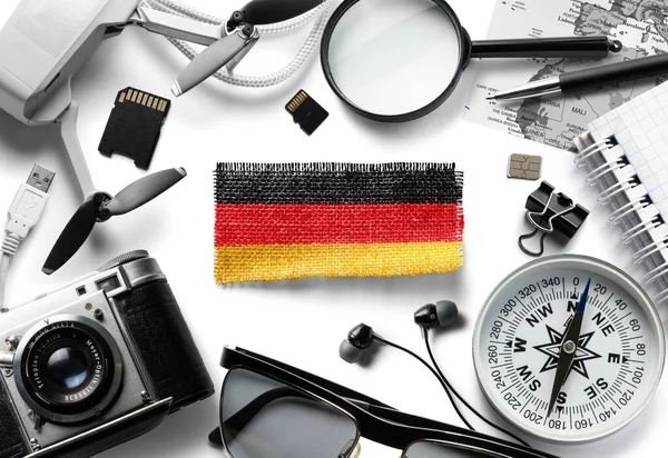 독일의 국기와 흰 배경 위의 여행 액세서리. — 스톡 사진