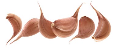 Sarımsak karanfilleri beyaz arkaplanda havaya yükselir