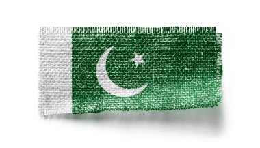 Pakistan bayrağı beyaz arka planda bir kumaş parçasında