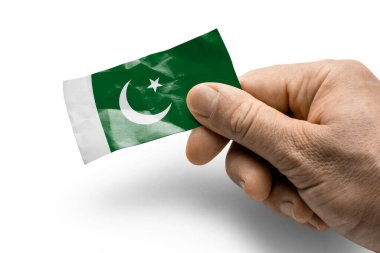 Pakistan 'ın ulusal bayrağını tutan bir kart.