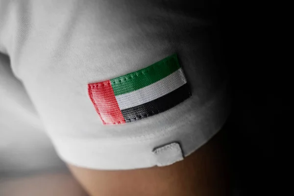 Patch av Förenade Arabemiratens flagga på en vit t-shirt — Stockfoto