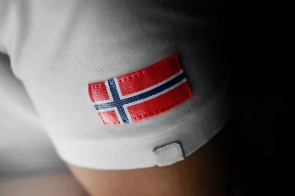 Remendo da bandeira nacional da Noruega em uma camiseta branca — Fotografia de Stock