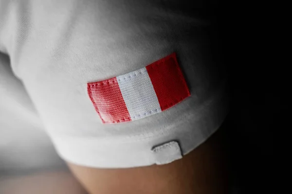 Parche de la bandera nacional del Perú en una camiseta blanca — Foto de Stock