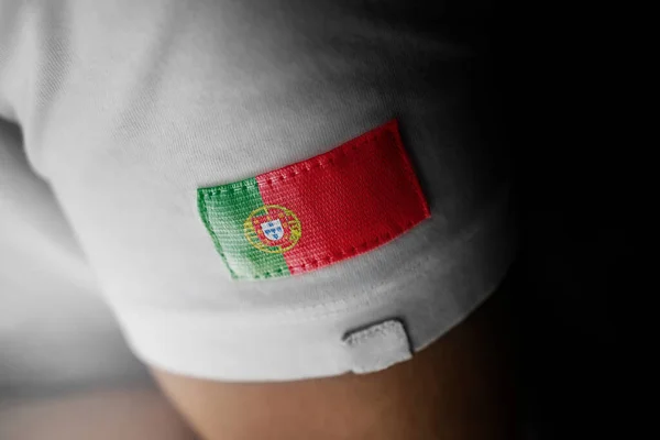 Záplata portugalské národní vlajky na bílém tričku — Stock fotografie