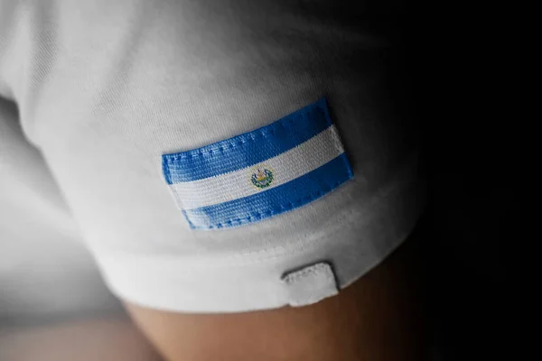 Patch av Salvadors nationella flagga på en vit t-shirt — Stockfoto