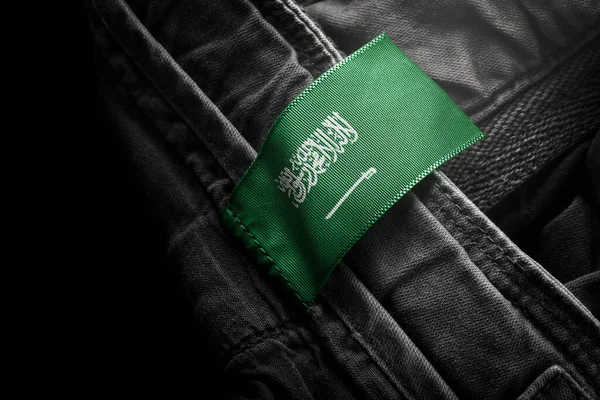 Suudi Arabistan bayrağı şeklinde koyu renk elbiselerin etiketi. — Stok fotoğraf