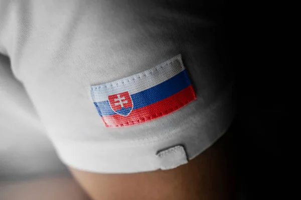 Patch av Slovakiens nationella flagga på en vit t-shirt — Stockfoto