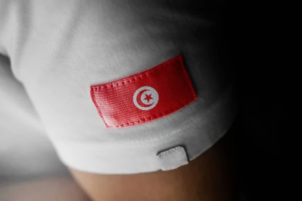Patch da bandeira nacional da Tunísia em uma camiseta branca — Fotografia de Stock