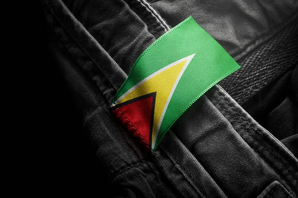 Метка на темной одежде в виде флага Гайаны — стоковое фото