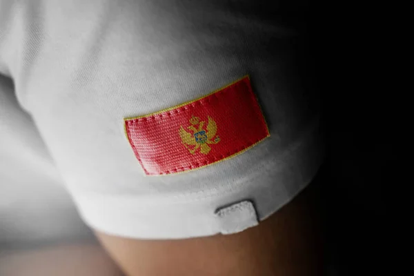 Aufnäher der Nationalflagge Montenegros auf einem weißen T-Shirt — Stockfoto