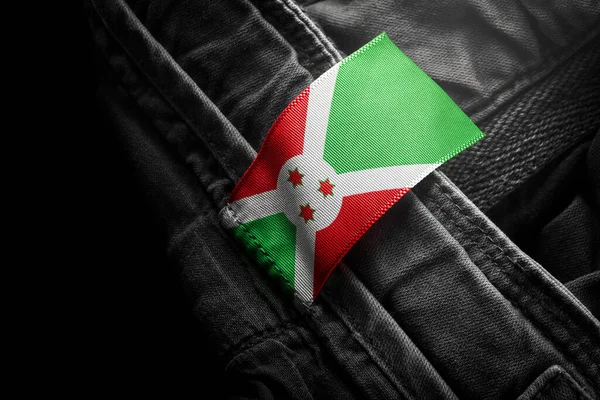 Znacznik na ciemnej odzieży w formie flagi Burundi — Zdjęcie stockowe