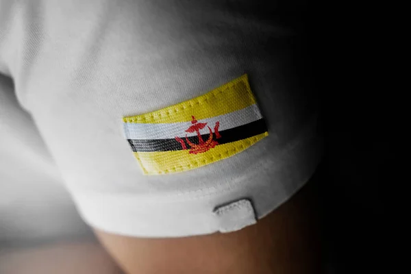 A Brunei nemzeti zászlójának foltja fehér pólón — Stock Fotó