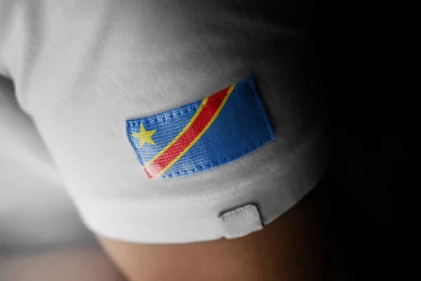 Пластырь государственного флага Демократической Республики Конго на белой футболке — стоковое фото