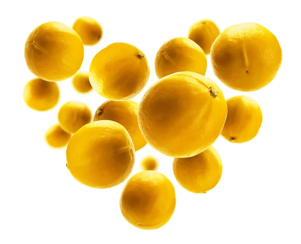 在白色背景上呈心形的黄色柠檬 — 图库照片