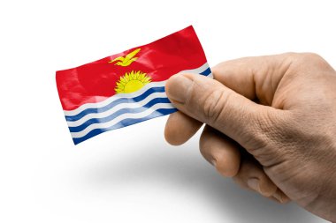 Elinde ulusal bayrak olan Kiribati 'nin kartı var.