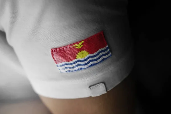Beyaz tişörtlü Kiribati bayrağının bir parçası — Stok fotoğraf