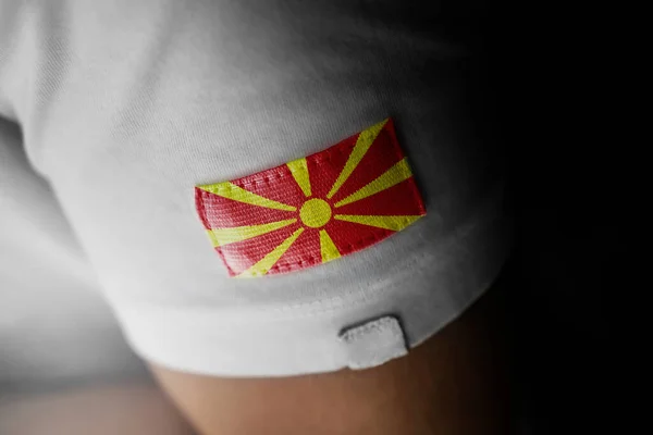 Parche de la bandera nacional de Macedonia en una camiseta blanca — Foto de Stock