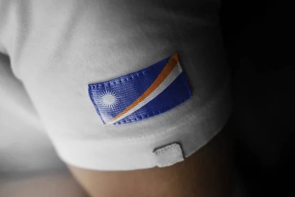 Patch da bandeira nacional das Ilhas Marshall em uma camiseta branca — Fotografia de Stock